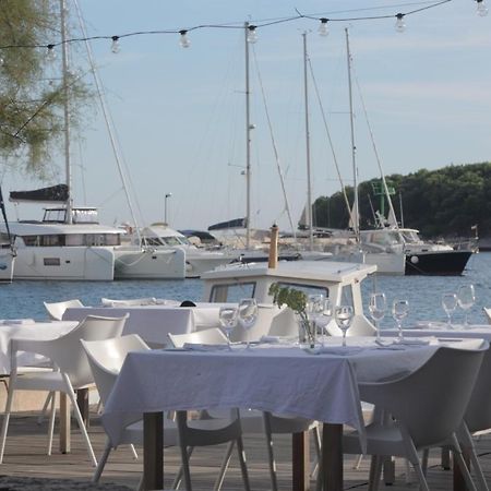 Hotel Maestral Prvić Luka Buitenkant foto