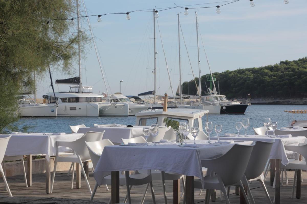 Hotel Maestral Prvić Luka Buitenkant foto